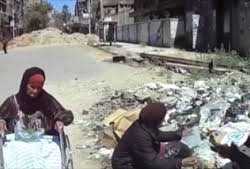 أسر بمخيم اليرموك تتغذى من القمامة