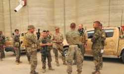 لماذا يرتدي جنود أمريكا بالرقة بزات تحمل شارة مليشيا كردية؟