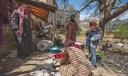 سوريون مهجرون يعيشون بين تلال إدلب في كهوف طبيعية ومواقع رومانية